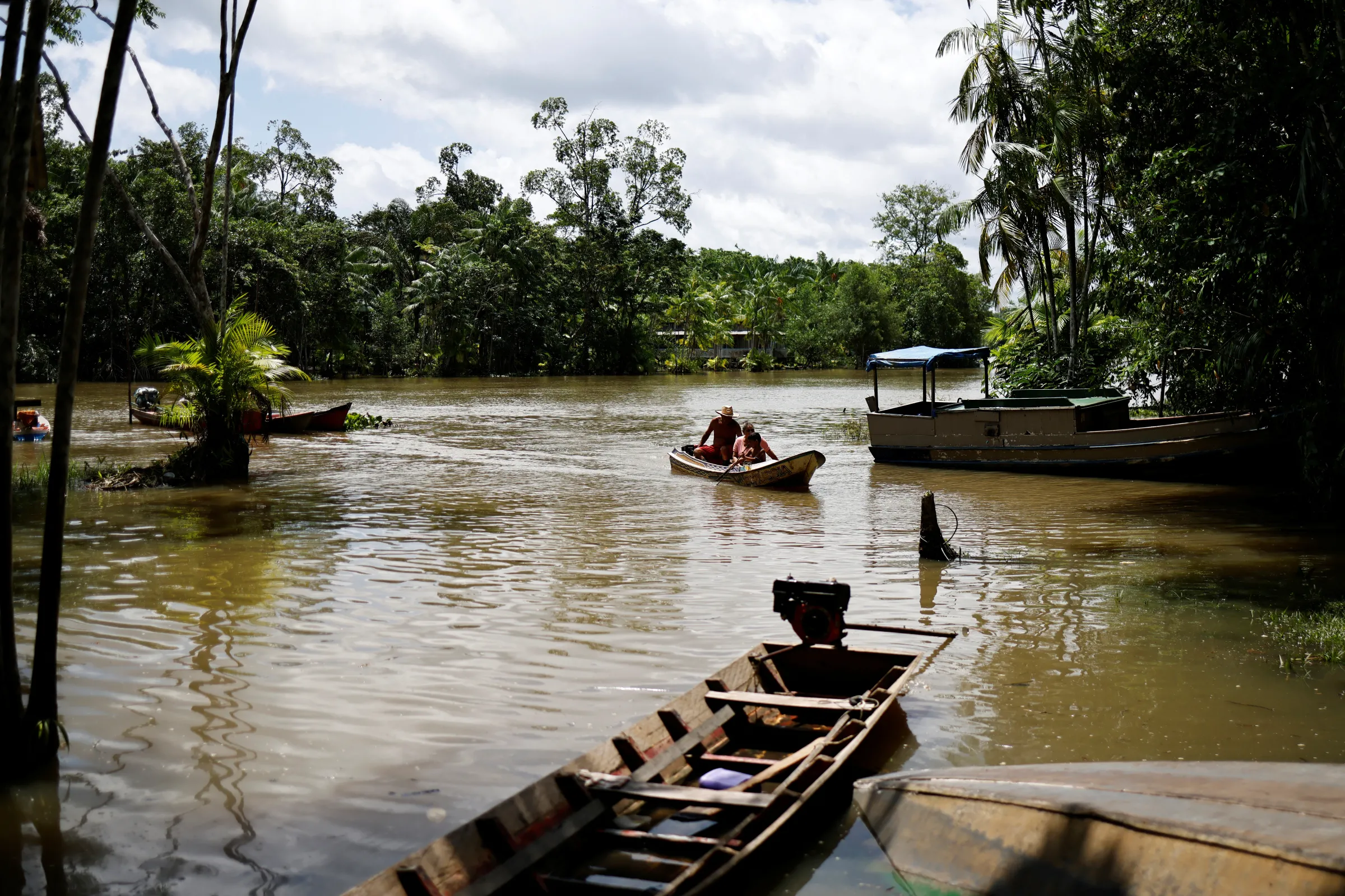 A family sails the waters of the Piraiba river before a summit of Amazon rainforest nations, in Belem, Para state, Brazil August 5, 2023. REUTERS/Ueslei Marcelino